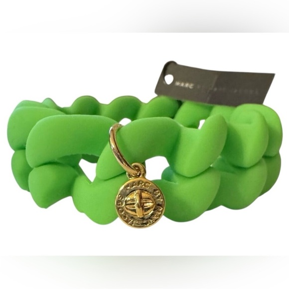 Marc by Marc Jacobs 🫶🏼🪢🫶🏼 NWT! Silicone Bracelet in Green with turn-lock Charm - Picture 1 of 3